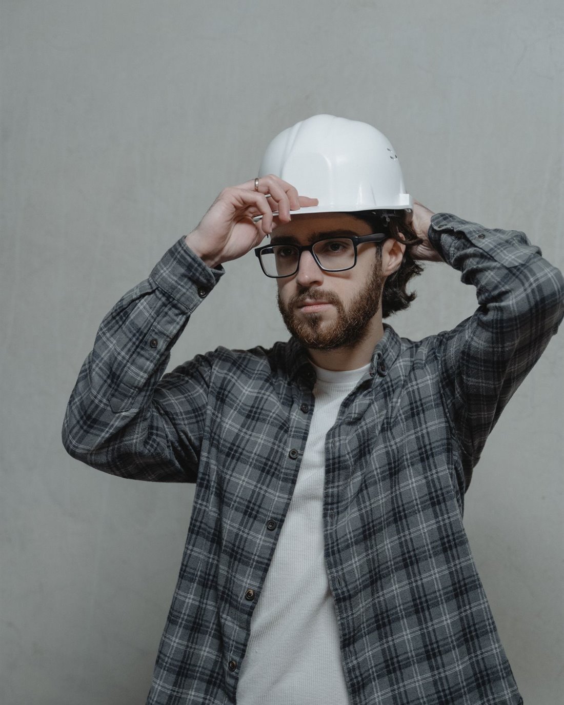 Engenheiro com capacete e óculos de segurança